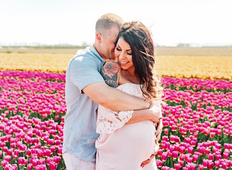 Tulip Maternity Photoshoot, Tulip Photos, Announcement Pictures, Tulip Field, Family Photoshoot Poses, Baby Announcement Pictures, Pregnancy Photo, Stuttgart Germany, Maternity Pics