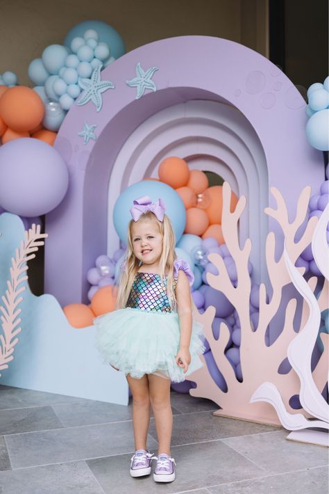 Mermaid Backdrop Ideas, Mermaid Birthday Backdrop, Mermaid Backdrop, Photo Backdrop Birthday, Mermaid Birthday Outfit, Mermaid Pool Parties, Taylor Swift Birthday Party Ideas, Mermaid Tutu, Mermaid Birthday Party Decorations