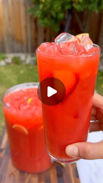 Aguas Frescas Table, Refreshing Alcoholic Drinks, Agua Fresca Strawberry, Limonada Recipe, Agua Fresca Bar, Strawberry Agua Fresca Recipe, Fresh Lemonade Recipe, Mexican Drink Recipes, Refreshing Drinks Alcohol