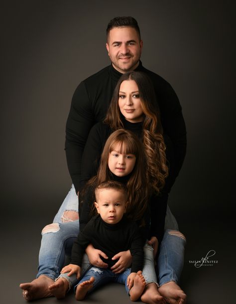 Family Picture Of 4 Photo Ideas, Family Picture Ideas Studio, Family Shoot Ideas Studio, Photoshoot Ideas Family Of Three, Family Photography Poses Studio, Photo Family Ideas Studio, Family Photoshoot Of 4, New Year Photoshoot Ideas Family, Family Photoshoot Indoor Studio