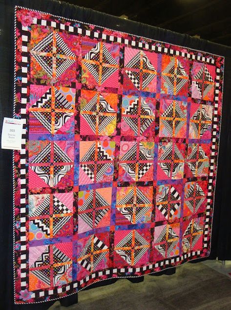 FABRIC THERAPY: Pictures from the AQS Fall Paducah Quilt Show... Kaffe Quilts Ideas, Kaffe Fassett Quilts Ideas Large Prints, Aboriginal Quilts Patterns, Black Background Quilts, Quilt Sashing Ideas, Aboriginal Quilts, Therapy Pictures, Deck Painting, Quilt Artists