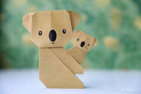 Square Paper Origami, Origami Animals Tutorial, Origami Giraffe, Origami Animal, Origami Bear Tutorial, Manualidades Cute, Origami Kangaroo, Origami Sloth Instructions, Origami For Kids