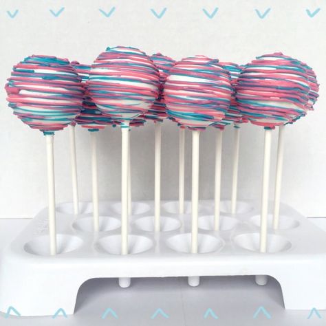 Gender Reveal Cake Pops, Gender Reveal Dessert, Baby Reveal Cakes, Gender Reveal Party Favors, Cake Pop Designs, Gender Announcements, Pop Cupcakes, Pop Baby Showers, Baby Reveal Party