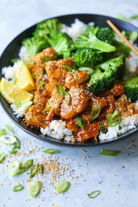 Honey Lemon Chicken and Broccoli Bowls - A takeout favorite that is sure to be a hit with the entire family! Plus, that lemon glaze is TO. DIE. FOR. Broccoli Bowls, Honey Lemon Chicken, Diner Recept, Chicken And Broccoli, Honey Lemon, Chicken Broccoli, Deep Dish, Lemon Chicken, Sweet And Sour Pork