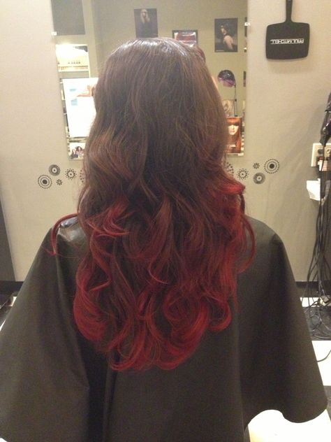 dark to red ombre Dark To Red Hair, Red Hair Ends, Red Hair Ombre, Dark Red Ombre, Red Hair Aesthetic, Red Tips, Red Streaks, Hair Tricks, Red Ombre Hair