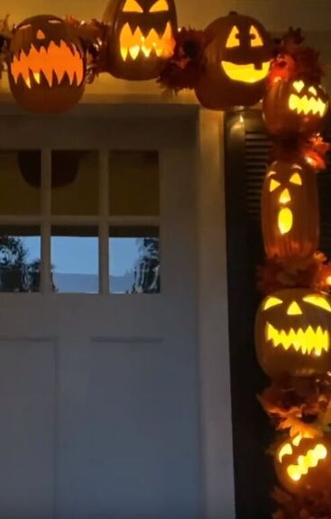 Pumpkin Door Archway, Pumpkin Arches Diy, Halloween Porch Archway Diy, Halloween Pumpkin Archway, Halloween Front Porch Arch, Halloween Porch Archway, Outdoor Pumpkin Arch, Pumpkin Porch Arch, Diy Outdoor Fall Decor Porch