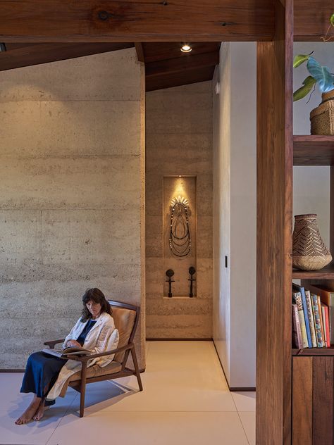 Rammed Earth Interior, Rammed Earth Architecture, Rammed Earth House, Earth Houses, Desert Retreat, Rammed Earth Homes, Modern Hampton, Rammed Earth Wall, Two Bedroom House