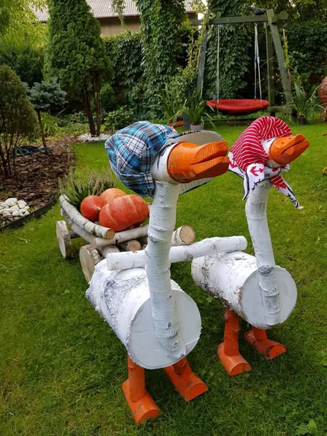 Farm Yard Decor, Wooden Garden Ornaments, Terra Cotta Pot Crafts Diy, Wood Yard Art, Lawn Art, Diy Wooden Projects, Diy Backyard Landscaping, Garden Deco, Garden Art Sculptures Diy