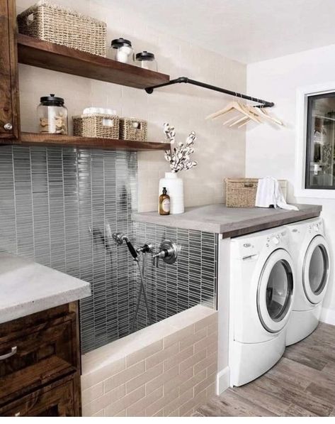 Laundry Area Design, Rustic Bathroom Ideas Farmhouse, Laundry Room Design Ideas, Laundry Room Decorating, Washing Station, Farmhouse Bathroom Design, Stylish Laundry Room, Dog Washing Station, Mudroom Decor