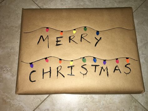 Stranger Things "Merry Christmas" gift wrap (by Brianna Belfiore) Stranger Things Christmas, Stranger Things Theme, Nerdy Christmas, Stranger Things Gifts, Xmas Gift Wrap, Stranger Things Halloween, Christmas Gifts Ideas, Creative Gift Wraps, Valentine Day Boxes