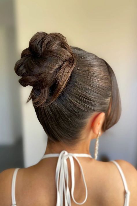 Classe, tendance et élégance : le chignon haut lisse est une coiffure polyvalente, parfaite pour une soirée décontractée entre amis, mais suffisamment formelle pour servir de coiffure de mariage. // Crédit photo : Instagram @angies.mua Peinados Recogidos, Figure Skater, Photo Instagram, Figure Skating, Makeup Nails, Hair Makeup, Wigs, Hair Styles, Makeup