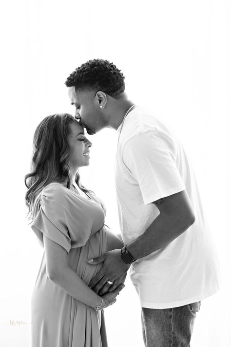 Maternity Photography Poses Couple At Home, Studio Maternity Outfits, Standing Maternity Poses, Pregnancy Studio Photoshoot, Shooting Photo Studio, Indoor Maternity Photos, Couple Maternity Poses, Home Maternity Photography, Studio Maternity Shoot