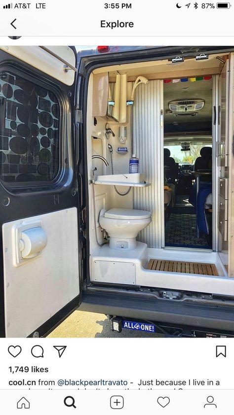 Van Conversion Bathroom, Converted Vans, Kombi Motorhome, Kombi Home, Van Conversion Interior, Combi Volkswagen, Rv Makeover, Home On Wheels, Van Life Diy