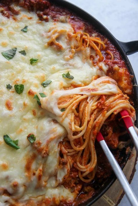 This comforting recipe for Baked Spaghetti combines spaghetti pasta, red sauce, and creamy ricotta and is then topped with mozzarella and parmesan for a crispy crust on the top. It’s the perfect meal for Sunday dinner or for any time of the week! #bakedspaghetti Pioneer Woman Spaghetti, Spaghetti And Cheese, Cabbage Lasagna, Cheesy Spaghetti, Baked Spaghetti Recipe, Cheese Spaghetti, Cold Pasta Salad, Spaghetti Recipe, Cold Pasta