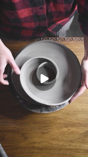 Clay Art Bowls, Cool Wheel Thrown Pottery, Pottery On Wheel Ideas, Wheel Pottery Ideas Beginner, Pottery Videos Wheel, Spiral Pottery, Ceramic Wheel Thrown Ideas, Kids Pottery Projects, Pottery Plate Ideas