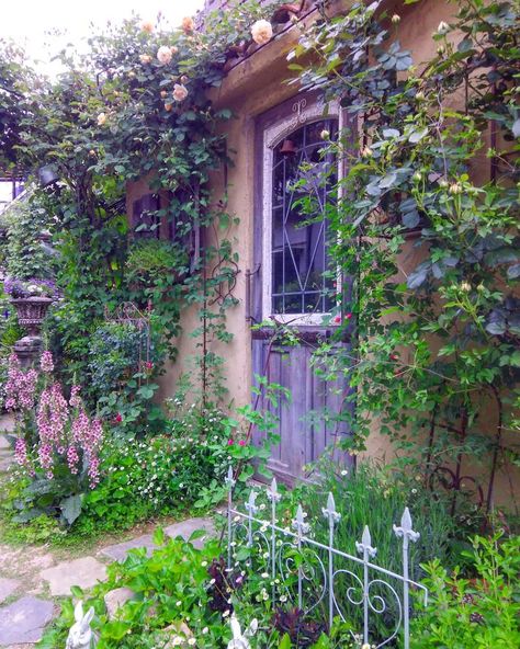 Cottagecore Door, Casa Hobbit, Forest Garden, Cottage Core Aesthetic, Forest Photography, Little Cottage, Dream Decor, Pretty House, Rose Garden