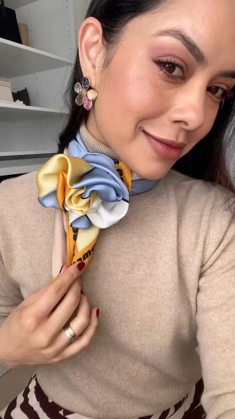 Tie A Silk Scarf, Simpul Dasi, Silk Scarf Outfit, Scarf Wearing Styles, Silk Scarf Tying, Ways To Tie Scarves, Projek Menjahit, Diy Fashion Scarf, Scarf Knots