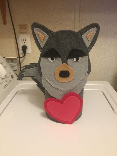 Wolf valentine box Husky Valentine Box Ideas, Wolf Valentines Box Ideas, Corgi Valentines Day Boxes, Fox Valentine, Valentine Boxes For School, Valentine Classroom, Kids Valentine Boxes, Valentine Card Box, Valentine Boxes