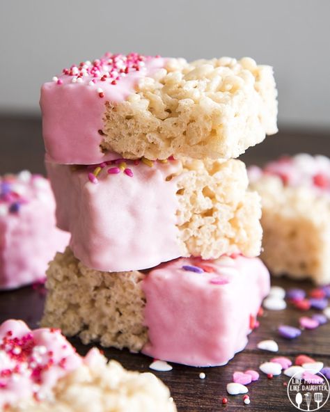 Pink Rice Krispie Treats are a fun dessert, with a gooey rice krispie treat dipped in pink chocolate and decorated with sprinkles! Pink Rice Krispie Treats, Rice Crispy Bars, Pink Rice, Halloween Cookie Recipes, Halloween Cookies Decorated, Krispie Treats Recipe, Marshmallow Treats, Chocolate Crunch, Rice Crispy Treats