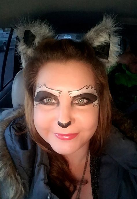 Badger Face Paint, Raccoon Makeup Halloween, Racoon Face Paint, Raccoon Eyes Makeup, Racoon Makeup, Raccoon Face Paint, Raccoon Makeup, Eye Makeup Halloween, Face Makeup Halloween