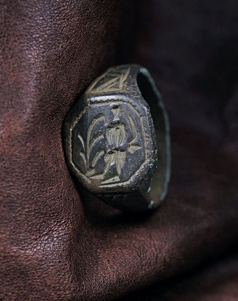 16-17 th century Features Size: 19,2mm  EU 60 Overall: 22,8mm Bezel: 15.2 x 14mm Ring height: 23,8mm Weight: 6g Condition: not wearable Item Number: 2-7 Medieval Man, Historical Rings, Ancient Rings, Hantverk Diy, Medieval Rings, Mens Gemstone Rings, Medieval Jewelry, Signet Rings, Wire Ring