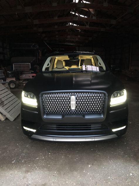 Lincoln Navigator Aesthetic, Lincoln Suv, Kardashian Cars, Range Rover Svr, Black Audi, Lincoln Cars, Lincoln Navigator, Lincoln Continental, Pretty Cars