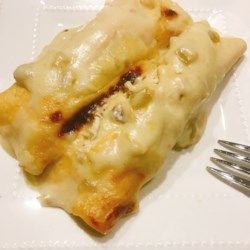 Creamy White Chicken Enchiladas - Allrecipes.com– I like flour tortillas better than corn but the choice is yours Meals That Freeze Well, Creamy White Chicken Enchiladas, Pressure Cooking Chicken, Cheesy Chicken Enchiladas, White Chicken Enchiladas, Sour Cream Chicken, Simple Meals, Chicken Enchilada Recipe, Mexico Style