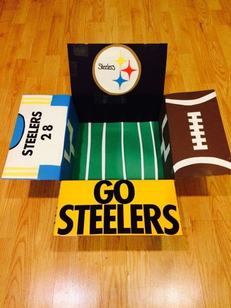 Steelers Themed Care Package #MilitaryCarePackage #CarePackage Sports Care Package, Football Care Package Ideas, Football Themed Gift Basket Ideas, Football Season Care Package, Diy Steelers Gifts, Steelers Gift Basket, Steelers Gifts, Chicago Bears Gifts, Man Bouquet