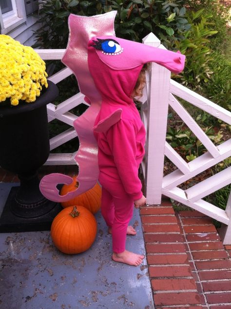 Ummm...cutest pink seahorse costume ever!!! Sea Horse Costume Diy, Diy Sea Creature Costume, Seahorse Halloween Costume, Sealife Costumes Diy, Diy Seahorse Costume, Starfish Costume Pattern, Seahorse Costume Diy, Finding Nemo Costume Diy, Seahorse Costume