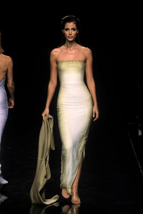 90s Runway Fashion, Vintage Runway, Gisele Bündchen, Glam Dresses, 2000s Fashion, Beautiful Gowns, Couture Fashion, 90s Fashion, Elegant Dresses