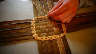 twining a cattail basket bottom Cattail Basket, Bamboo Basket Weaving Diy, Foraging Basket, Basket Willow, Making Baskets, Types Of Weaving, Basket Weaving Diy, Bamboo Basket, Cat Tail