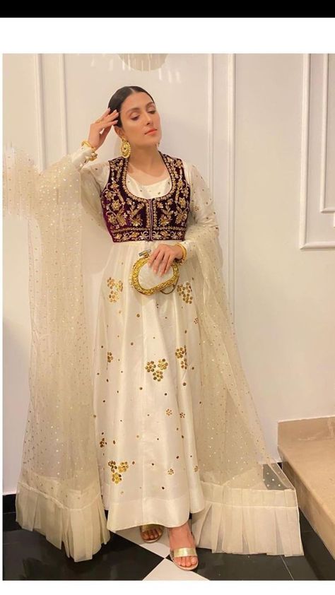 Suzuki Bikes, Pakistani Fancy Dresses, Beautiful Pakistani Dresses, Indian Dresses Traditional, Fancy Dresses Long, Traditional Indian Outfits, Afghan Dresses, Everyday Fashion Outfits, Simple Pakistani Dresses