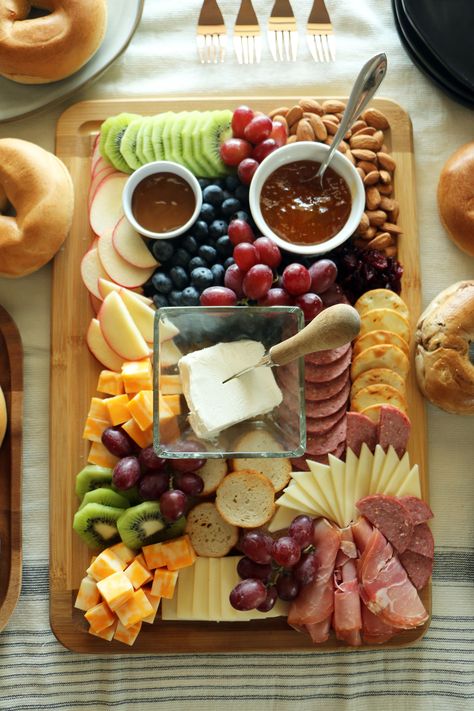 Bagel Board, Bagel Brunch, Brunch Board, Kiwi Recipes, Snack Boards, Shrimp Salad Recipes, Food Boards, Appetizer Ideas, Charcuterie Cheese