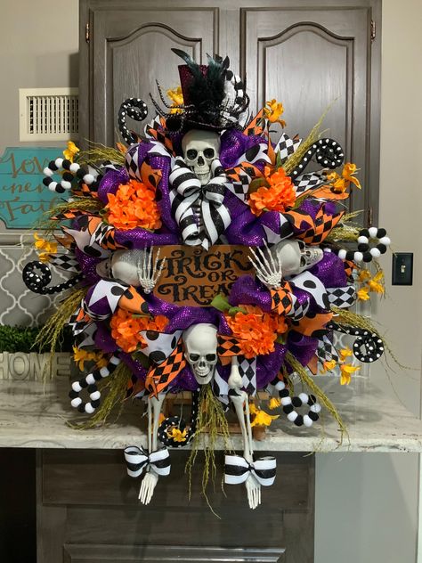 Halloween Camping Decorations, Decorative Mesh Wreaths, Halloween Swag, Halloween Yard Art, Skeleton Wreath, Halloween Door Wreaths, Homemade Halloween Decorations, Diy Halloween Wreath, Halloween Centerpiece