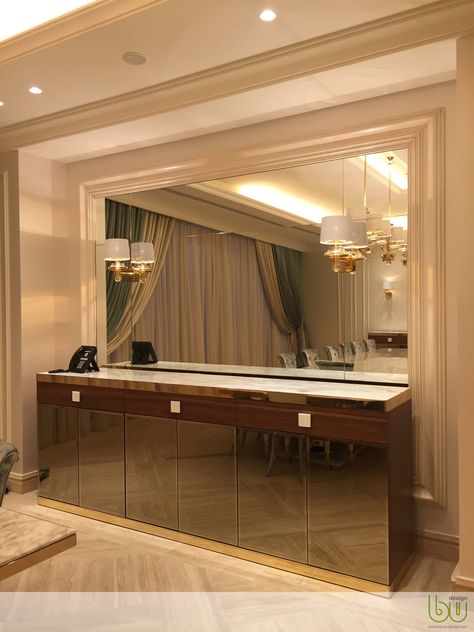 Mirror Over Buffet Dining Room, Sideboard Decor Dining Room, Luxury Hotel Bedroom, Accessible Bathroom Design, Mansion Living, Dining Room Design Luxury, Crockery Unit Design, Mirror Decor Living Room, Modern Hall