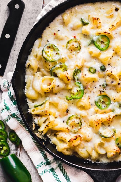 Pepper Jack Mac is a spicy pepper jack macaroni and cheese recipe studded with plenty of fresh jalapeños ~ think you can handle it? #macaroniandcheese #pasta #jalapeños #dinner #comfortfood #cheese #bakedmacaroniandcheese #jalapeñomacaroniandcheese Pepperjack Mac And Cheese, Monterey Jack Cheese Recipes, Pepper Jack Mac And Cheese, Spicy Macaroni, White Mac And Cheese, Jalapeno Mac And Cheese, Spicy Mac And Cheese, Macaroni And Cheese Recipe, Cauliflower Mac And Cheese