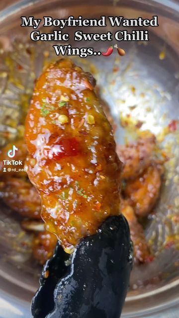 Chili Garlic Wings, Sweet Chilli Wings, Chili Garlic Chicken Wings, Sweet Chili Wings Air Fryer, Sweet Chili Wings Recipe, Sweet Chilli Chicken Wings, Honey Chili Oil Chicken Wings, Chili Wings, Sweet Chili Wings