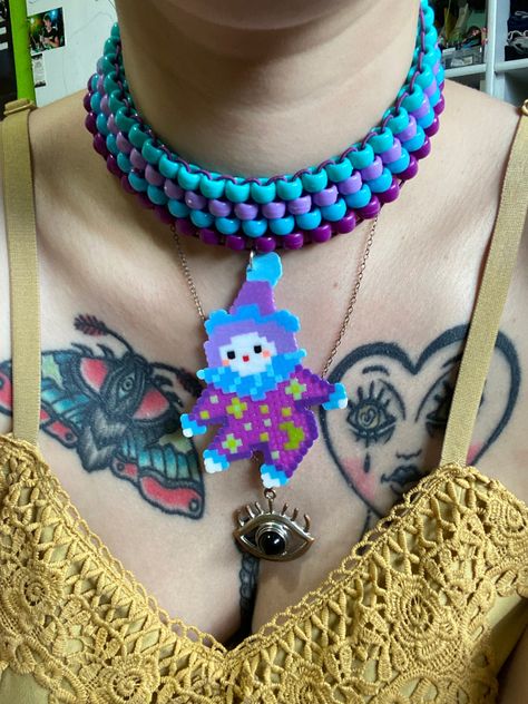 This is a cool toned clown made out of mini perlers that I attached to a matching kandi choker! I tried to make the clown and choker interesting colors to stand out or blend in with an outfit! Hope you'll enjoy Clown Kandi Bracelet, Kandi Garter, Kandi Kid Outfit, Clown Perler, Kandi Outfits, Clown Kandi, Kandi Core, Emo Kandi, Kandi Charms