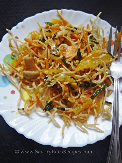 Crispy Burnt Garlic Veggie Noodles Veggie Main Dishes, Crispy Noodles, Bites Recipes, Savory Bites, Pan Fried Chicken, Veggie Noodles, Indian Breakfast, Quick And Easy Recipes, Chinese Recipes