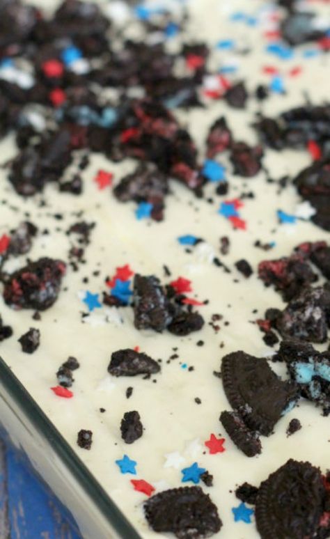 Patriotic Dirt Cake Recipe ~ filled with cream cheese, white chocolate pudding and more! Dirt Cake Recipe, Dirt Cake Recipes, Dirt Pudding, Dirt Cake, 4th Of July Food, Patriotic Desserts, July Desserts, 4th Of July Desserts, July Recipes