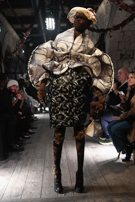 Maison Margiela Couture Spring 2024 [PHOTOS] Margiela Couture, Paris Couture Week, Frocks And Gowns, Goth Fashion Punk, Paris Couture, Valentino Couture, B Fashion, Art Deco Posters, Futuristic Fashion