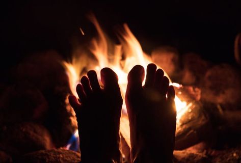 Burning Feet Syndrome & Home Remedies for Burning Feet. Why Are My Feet Hot at Night? Burning Sensation in Feet & Feet Feel Hot During Summer. See Now Winter Beauty Tips, Juice Diet, Feeling Hot, Winter Beauty, Diy Beauty Hacks, Increase Engagement, Healthy Mind, Diy Beauty, Hair Hacks