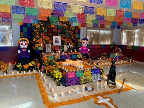 Altar para un concurso fomentando las tradiciones en los jóvenes 🙏🏻 Richard Simmons, Door Decorations Classroom, Home Altar, Trunk Or Treat, Diy House Projects, Halloween Deco, Office Inspiration, Dia De Muertos, Day Of The Dead