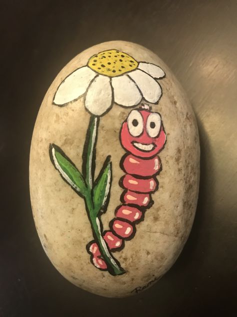 Wacky Worm by Rani’s Rocks!🐛🌼 Worm Painted Rocks, Worm Rock Painting, Rock Painting Insects, Happy Stone, Stone Art Painting, Animal Totem, Painted Rocks Craft, Painted Rocks Diy, Rock Ideas