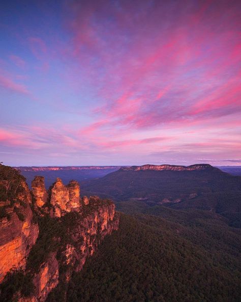 Kicking off your Sunday with this beautiful view of the Blue Mountains Australia 💕 IG/elisaeves captured this gorgeous shot in the World Heritage-listed Blue Mountains National Park, which is located just over an hour's drive from Sydney.com in Visit NSW. Whilst the area was impacted by bushfires earlier this year, now is the perfect time to visit and witness the incredible regeneration of the regions abundant bushland. From walking trails, lookouts and charming townships offering plenty of pla Blue Mountains National Park, Jenolan Caves, Blue Mountains Australia, The Blue Mountains, Blue Mountains, Three Sisters, Beautiful View, Blue Mountain, Holiday Destinations