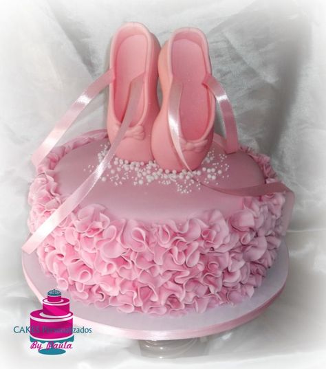 Ballerina Birthday Cake, Simple Birthday Cake Designs, Ballet Cakes, Cake Designs For Kids, Ballet Birthday, Anniversaire Diy, Ballerina Cakes, Ballerina Birthday Parties, Cake Decorating Classes