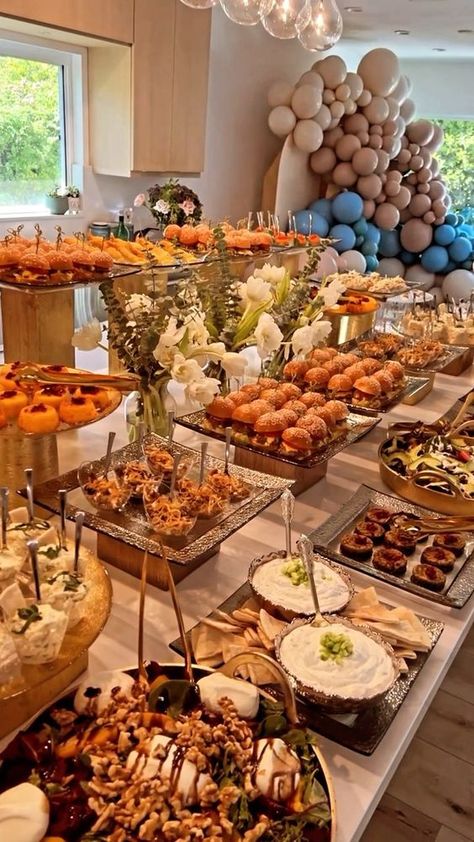 Wedding Buffet Food, Decoration Buffet, Catering Food Displays, Catering Display, Catering Ideas Food, Party Food Buffet, Reception Food, Wedding Reception Food, Wedding Buffet