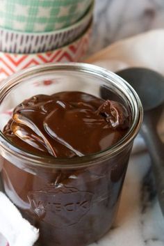 Hot Fudge Sauce Recipe -- it takes just 5 short minutes and 5 simple ingredients to whip up this drool-worthy, thick and rich homemade hot fudge sauce! Recipe With Cocoa Powder, Hot Fudge Sauce Recipe, Fudge Sauce Recipe, Cookies Cheesecake, Chocolate Sauce Recipe, Hot Chocolate Sauce, Ice Cream Sauce, Chocolate Sauce Recipes, Cocoa Powder Recipes