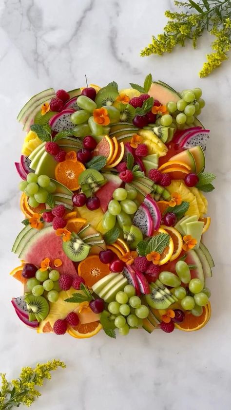 Fruit Board, Fest Mad, Fruit Platter Designs, Decorações Com Comidas, Party Food Buffet, Charcuterie Inspiration, Charcuterie Platter, Party Food Platters, Charcuterie And Cheese Board