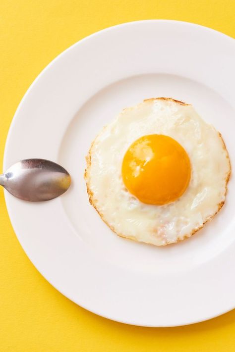 Para um ovo de formato perfeito, corte um anel de cebola, coloque-o em uma frigideira e quebre um ovo dentro. A cebola garante que o ovo não se espalhe na frigideira. Egg